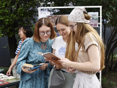 мероприятие ​Летний вечер с Юговкой «Семейные шлягеры и шоколад» курган афиша расписание